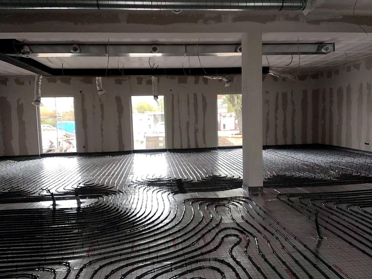 Großbaustelle Gewerbeobjekt während der Elektroinstallation