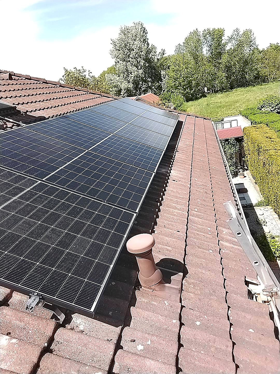 Monteur bei der Montage einer PV-Anlage