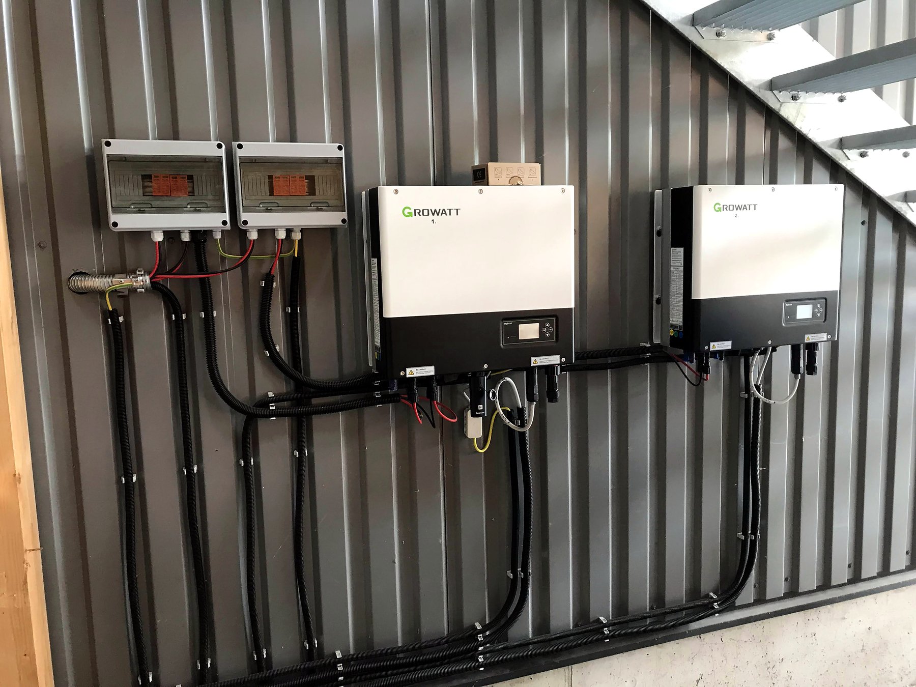 PV-Wechselrichter und Speichertechnik an der Wand