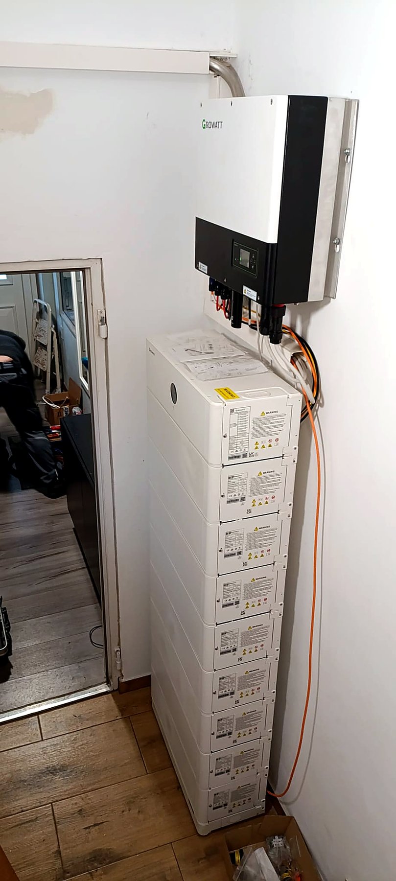 Batteriespeicher mit Wechselrichter im Technikraum