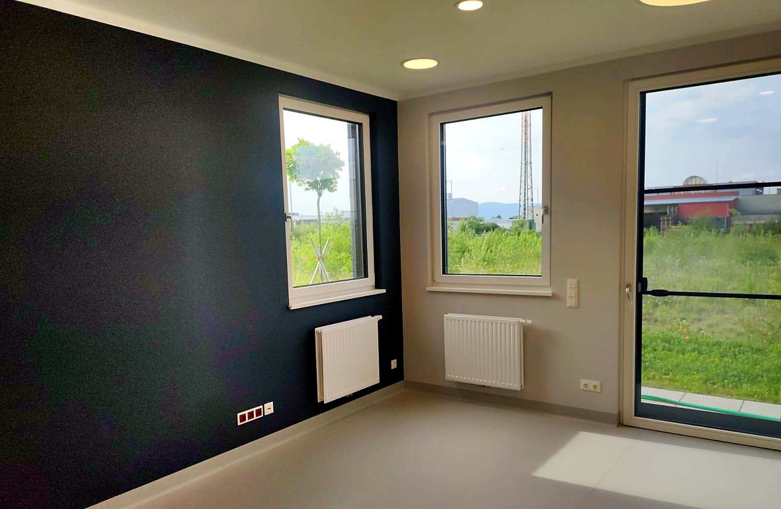 Innenausbau mit indirekter Beleuchtung und Fensterfront