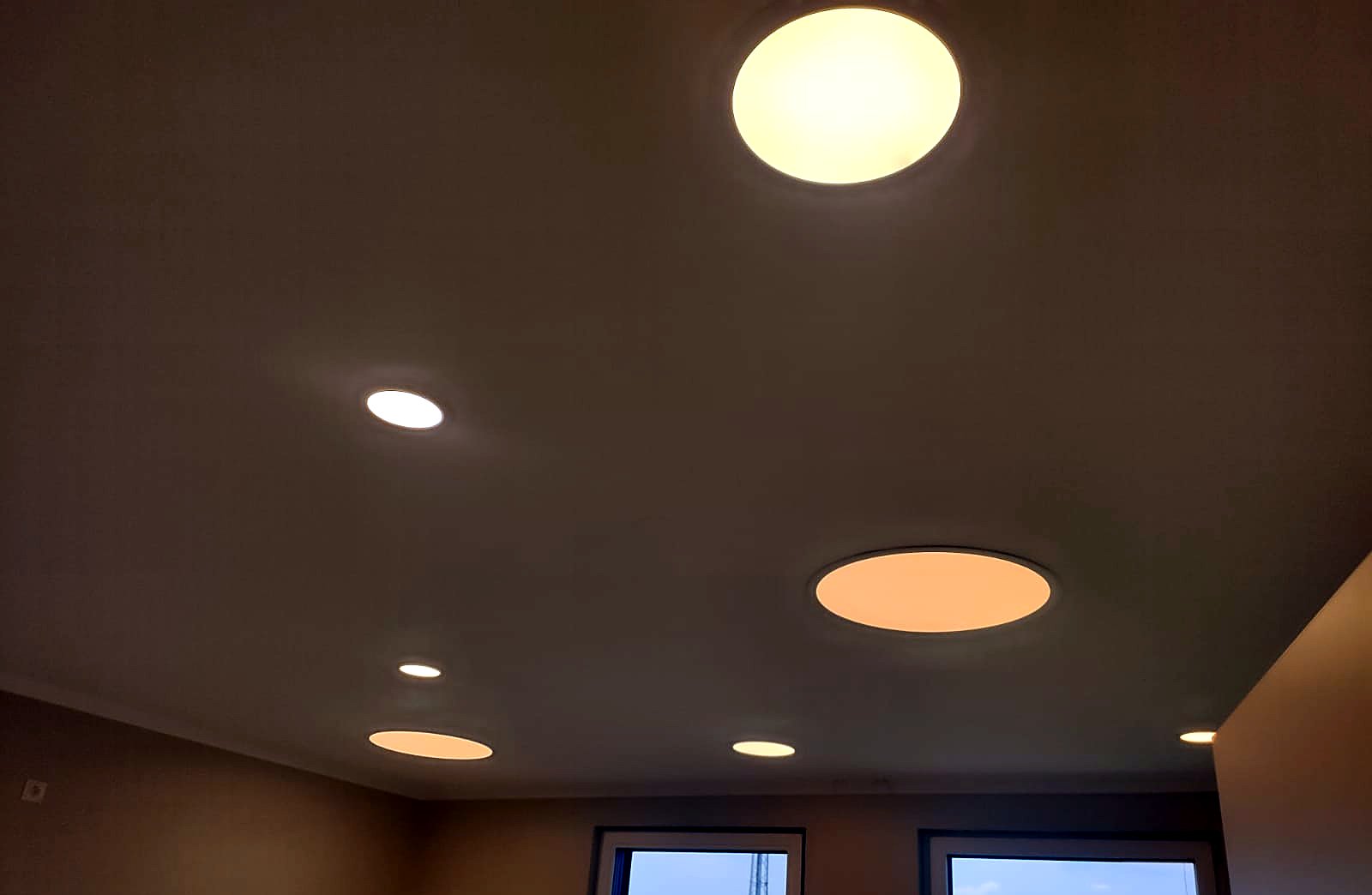 Designdecke mit eingelassenen Leuchten