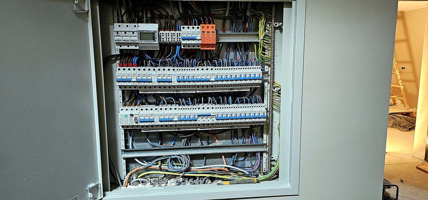 Schaltschrank mit Reihenklemmen und Automaten